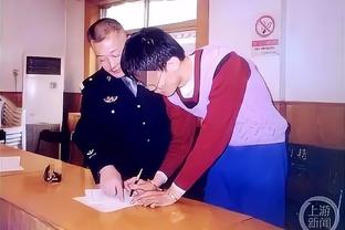 有爱！巴尔韦德在国家队赛前为穿皇马球衣的小球迷签名